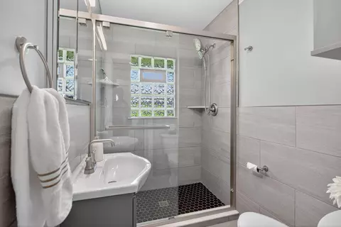 Bath - 2325 Maple Dr, Jackson, MI 49203 photo 1 of 5