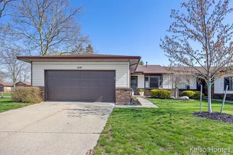 2137 Ter Van Dr NE, Grand Rapids, MI 49505