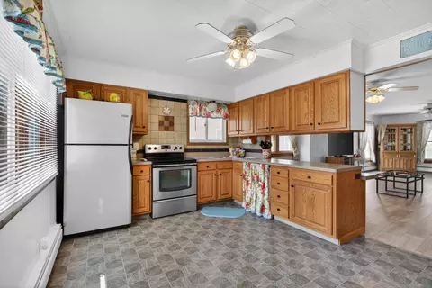 Kitchen - 911 E Mcdevitt Ave, Jackson, MI 49203 photo 2 of 4