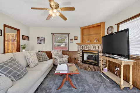 Living - 911 E Mcdevitt Ave, Jackson, MI 49203 photo 6 of 8