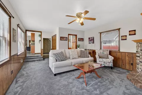 Living - 911 E Mcdevitt Ave, Jackson, MI 49203 photo 5 of 8