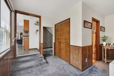 Entry Way - 911 E Mcdevitt Ave, Jackson, MI 49203 photo 4 of 5