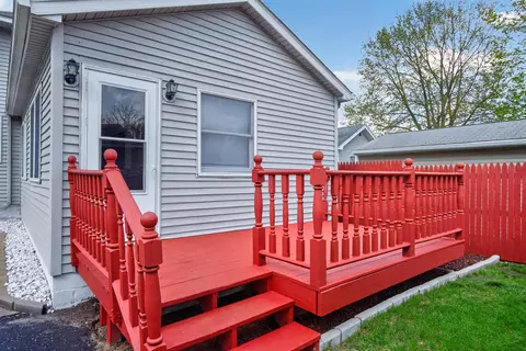 Exterior - 911 E Mcdevitt Ave, Jackson, MI 49203 photo 8 of 10