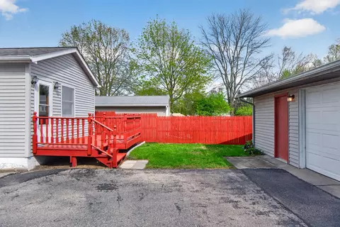 Exterior - 911 E Mcdevitt Ave, Jackson, MI 49203 photo 7 of 10