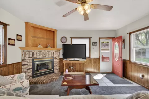 Living - 911 E Mcdevitt Ave, Jackson, MI 49203 photo 7 of 8