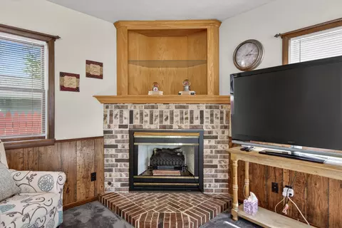 Living - 911 E Mcdevitt Ave, Jackson, MI 49203 photo 8 of 8