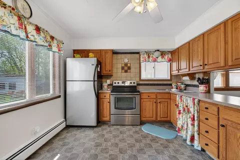 Kitchen - 911 E Mcdevitt Ave, Jackson, MI 49203 photo 3 of 4