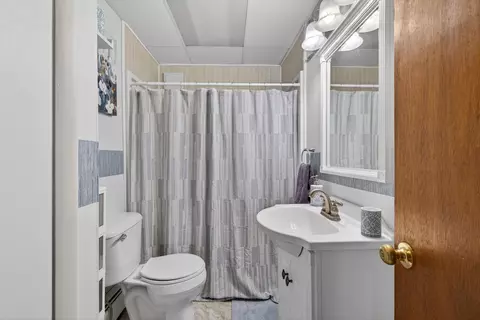 Bath - 911 E Mcdevitt Ave, Jackson, MI 49203 photo 2 of 4