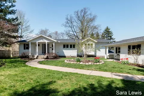 15710 Rich Ln, Hickory Corners, MI 49060