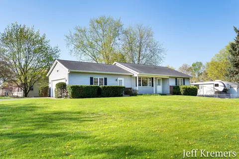 6455 Fairway Dr, Jenison, MI 49428