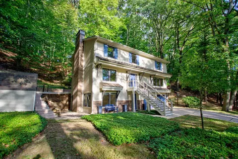 401 Stickney Ridge Rd, Grand Haven, MI 49417