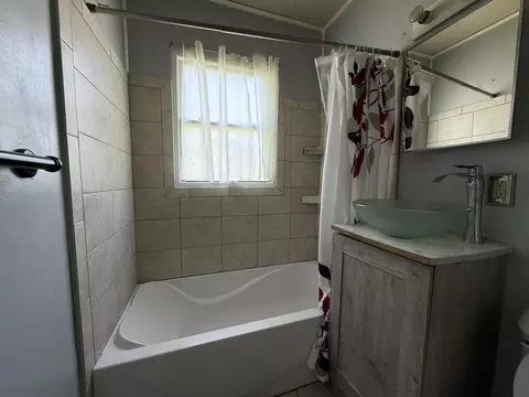 Bath - 615 Orange St, Jackson, MI 49202 photo 3 of 3