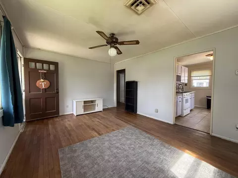 Living - 615 Orange St, Jackson, MI 49202 photo 2 of 3
