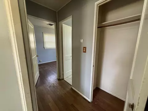Entry Way - 615 Orange St, Jackson, MI 49202 photo 1 of 2