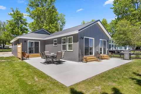 2751 Russell Dr, Wayland, MI 49348