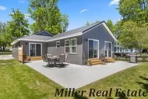 2751 Russell Dr, Wayland, MI 49348