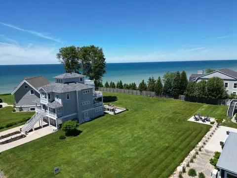 7251 Lakeview Ave, South Haven, MI 49090