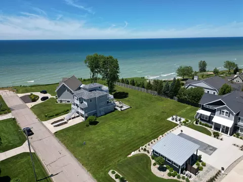 7251 Lakeview Ave, South Haven, MI 49090