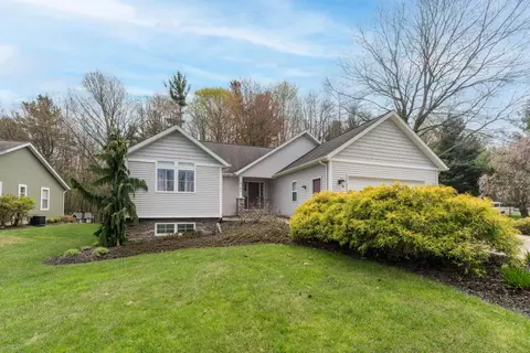 10101 Compton Dr #10, South Haven, MI 49090