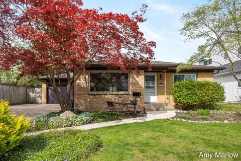 1553 Ridgewood Ave SE, East Grand Rapids, MI 49506