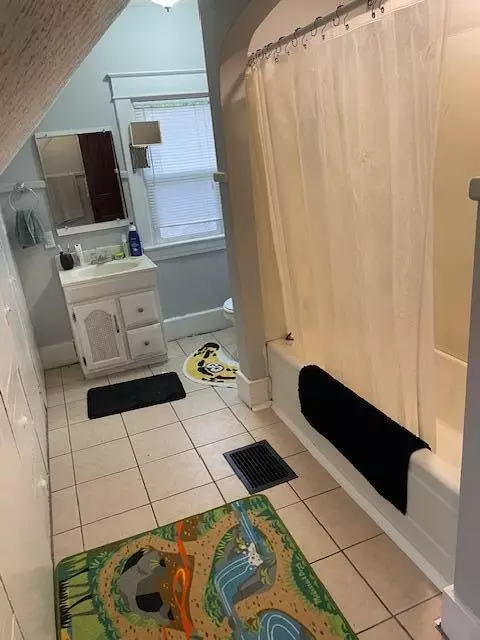 Bath - 340 S Eagle St, Marshall, MI 49068 photo 2 of 4