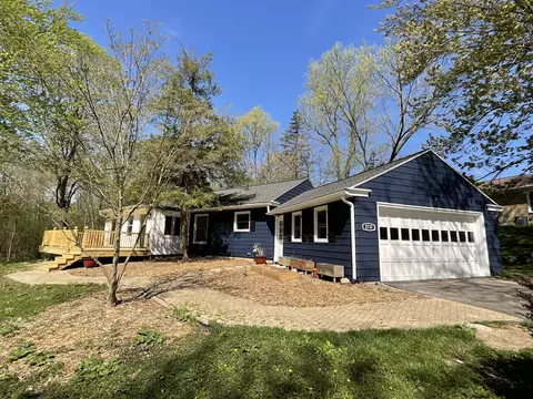 2737 Meadowvale Dr SE, Grand Rapids, MI 49506