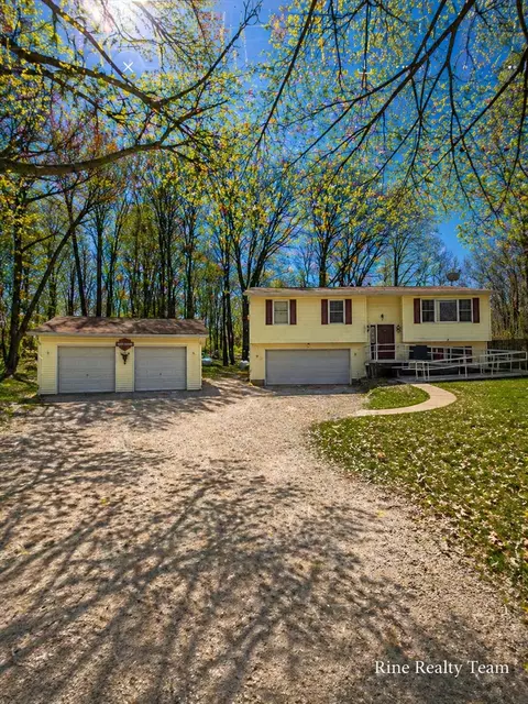 838 Fremont St, Newaygo, MI 49337