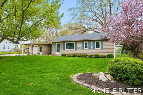 526 Pinecrest St, Holland, MI 49424