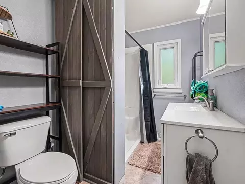 Bath - 615 Gregory Pl, Jackson, MI 49202 photo 1 of 1