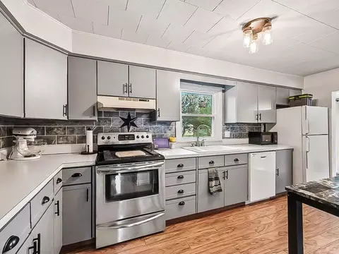 Kitchen - 615 Gregory Pl, Jackson, MI 49202 photo 2 of 2