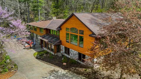 3500 Journeys End Dr, Hillsdale, MI 49242