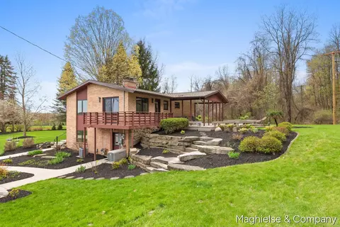 9391 Summit Ave NE, Rockford, MI 49341
