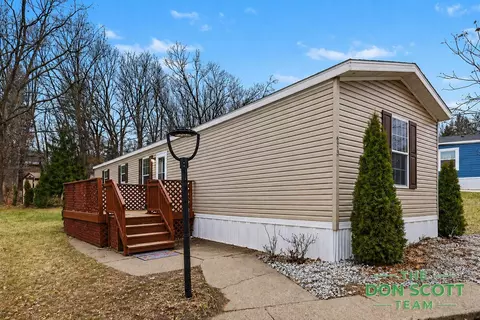 6913 Sandwood St NE, Rockford, MI 49341
