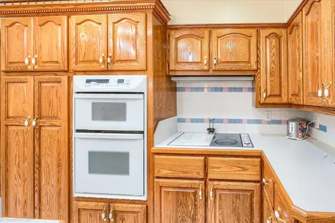Kitchen - 6453 Johnson Rd, Flushing, MI 48433 photo 3 of 3