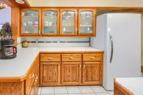 Kitchen - 6453 Johnson Rd, Flushing, MI 48433 photo 2 of 3