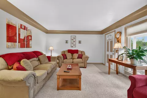 Living - 4929 Martha Dr, Jackson, MI 49201 photo 3 of 4