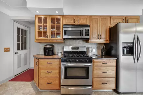Kitchen - 4929 Martha Dr, Jackson, MI 49201 photo 7 of 9