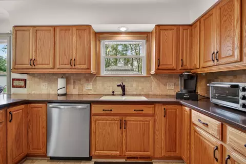 Kitchen - 4929 Martha Dr, Jackson, MI 49201 photo 3 of 9