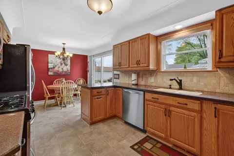 Kitchen - 4929 Martha Dr, Jackson, MI 49201 photo 4 of 9