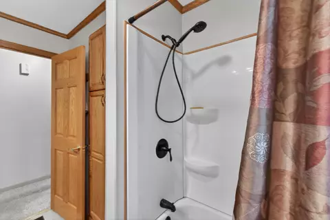 Bath - 4929 Martha Dr, Jackson, MI 49201 photo 2 of 3