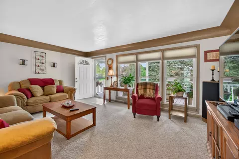 Living - 4929 Martha Dr, Jackson, MI 49201 photo 2 of 4