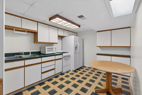 Kitchen - 4929 Martha Dr, Jackson, MI 49201 photo 8 of 9
