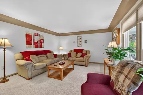 Living - 4929 Martha Dr, Jackson, MI 49201 photo 4 of 4