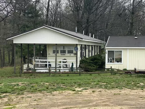 5244 E Loop Rd, Hesperia, MI 49421