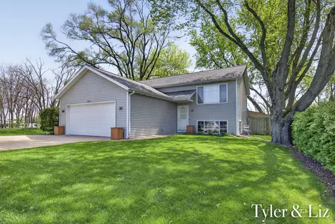 10298 Gordon St, Zeeland, MI 49464