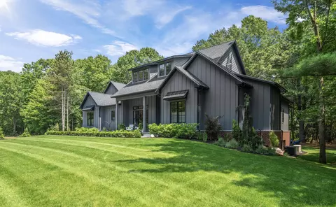 3341 Gaslight Ln, Saugatuck, MI 49453