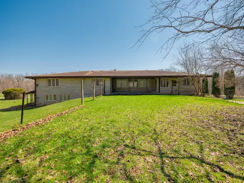 117 4th St, Plainwell, MI 49080