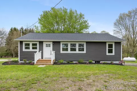 2015 64th St, Fennville, MI 49408