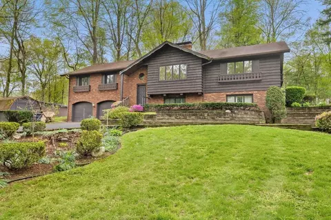 2552 Ridgewood Trl, Berrien Springs, MI 49103