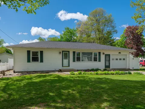 Exterior - 225 Clinton St, Mendon, MI 49072 photo 2 of 10
